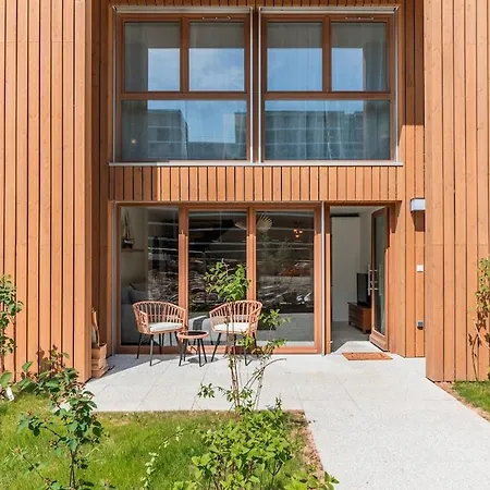 Spacious Duplex Terrace, Near Center