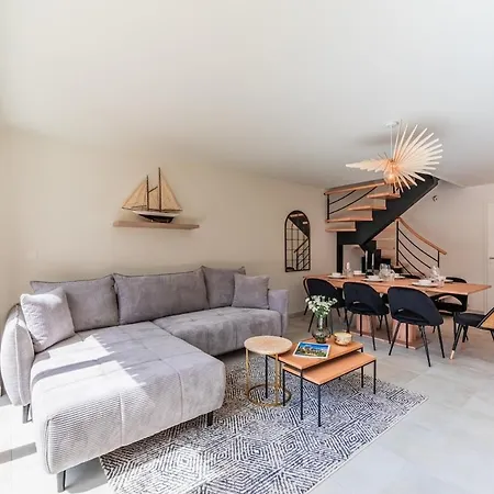Spacious Duplex Terrace, Near Center