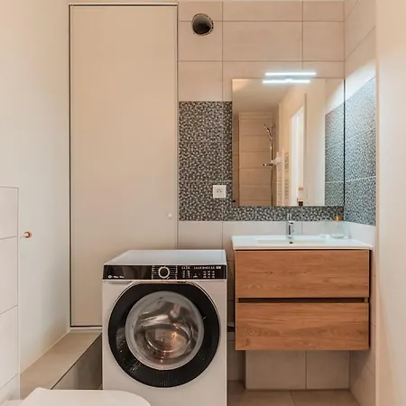 Spacious Duplex Terrace, Near Center