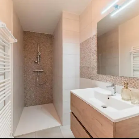 Spacious Duplex Terrace, Near Center
