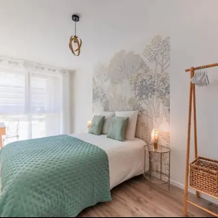 Spacious Duplex Terrace, Near Center *